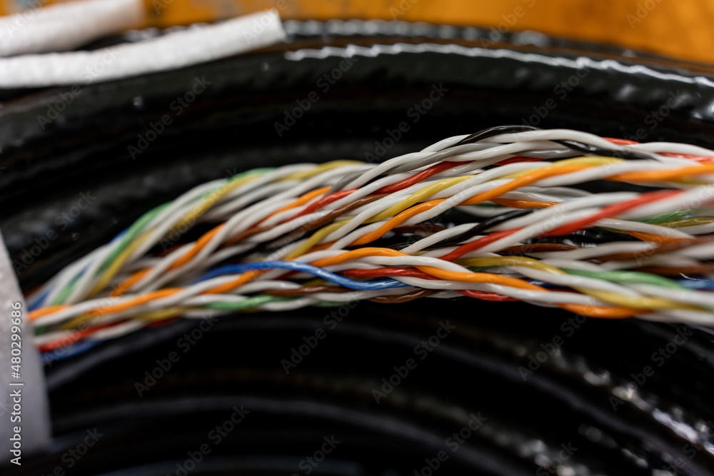 【工業】機械に配線される電線【製造】 StockFoto Adobe Stock