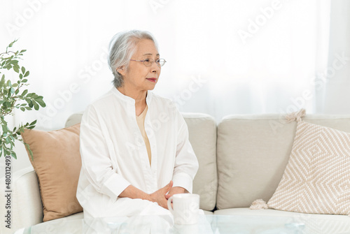 ソファに座る高齢者女性
