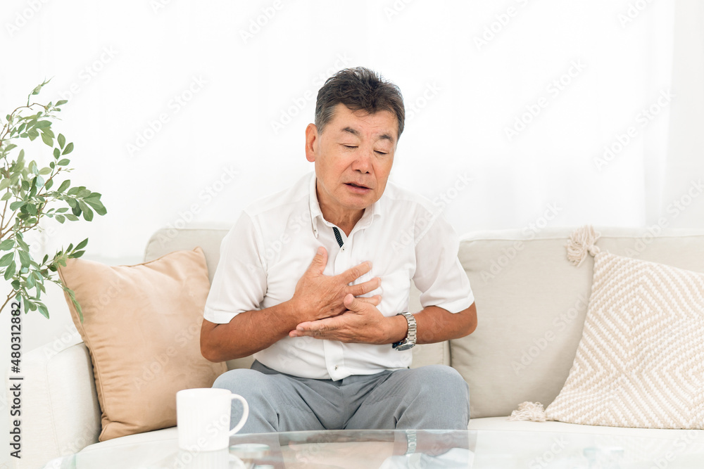 家にいる高齢者の男性(胸が痛い)
家にいる高齢者の男性(胸が痛い)