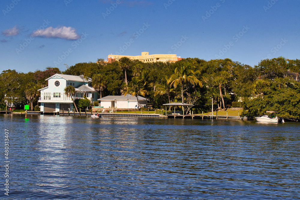 Obraz premium Enjoying a sunny winter day in Eau Gallie Florida on the waterfront