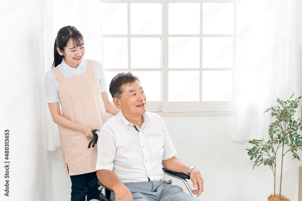 介護士と高齢者男性
介護士と高齢者男性