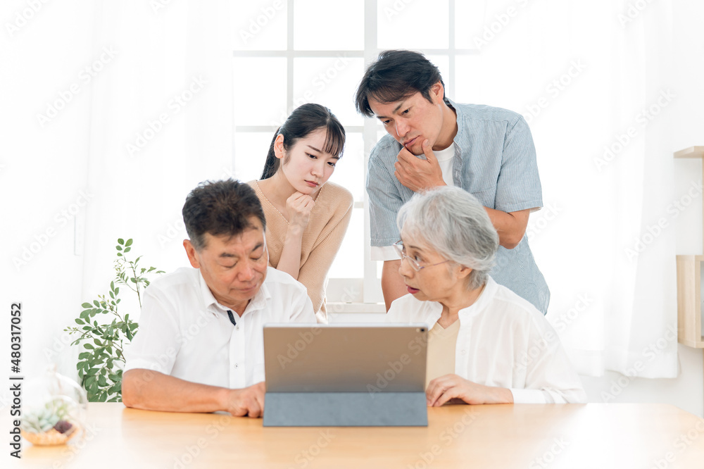 タブレットPCを見る家族（困る）
