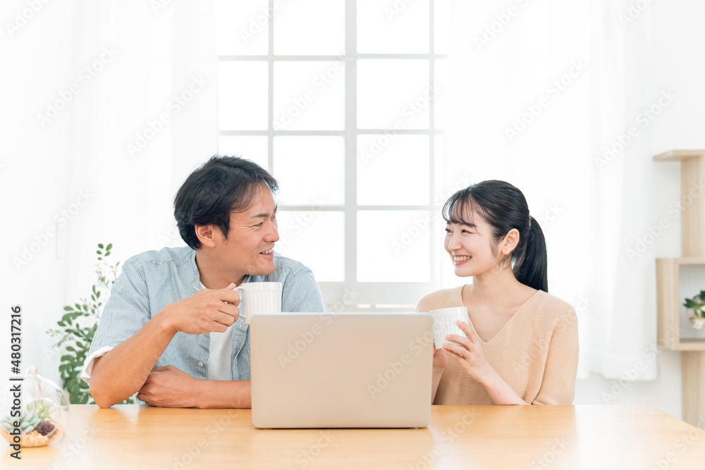 ノートパソコンを見る夫婦(笑顔)
ノートパソコンを見る夫婦(笑顔)