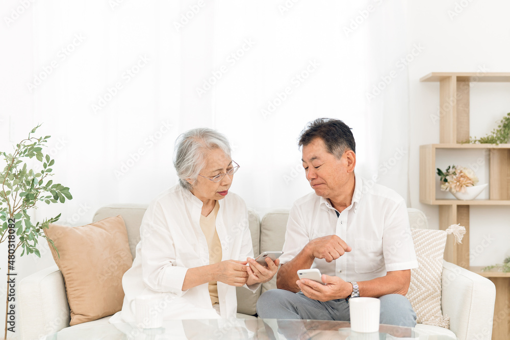 スマホを使う老夫婦(困る)
スマホを使う老夫婦(困る)