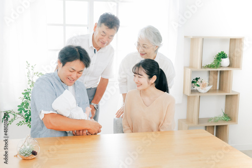 老夫婦と若い夫婦（里帰り出産） 