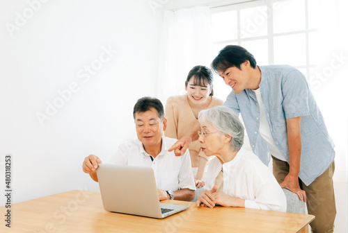 パソコンを使う家族（笑顔）  © buritora