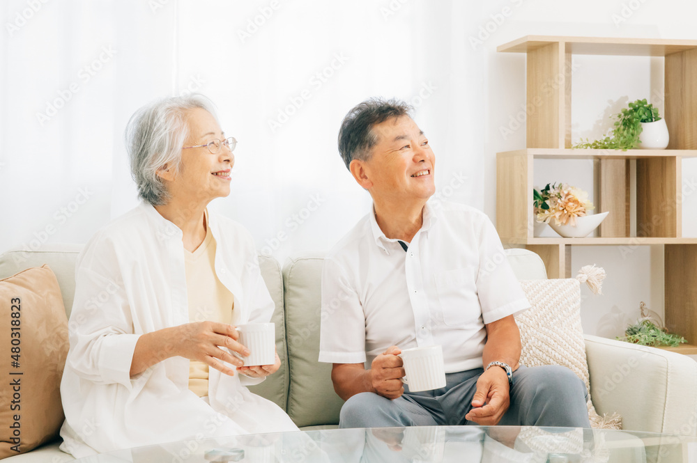 ソファに座る高齢者夫婦(お茶)
ソファに座る高齢者夫婦(お茶)