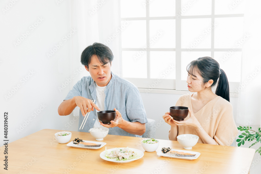 食事中に喧嘩する男女 Stock Photo Adobe Stock