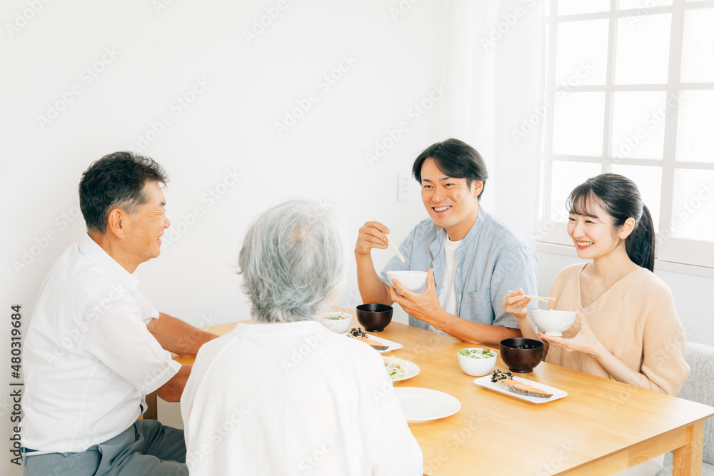 Obraz premium 楽しい食事をする若い夫婦と若い夫婦（笑顔） 