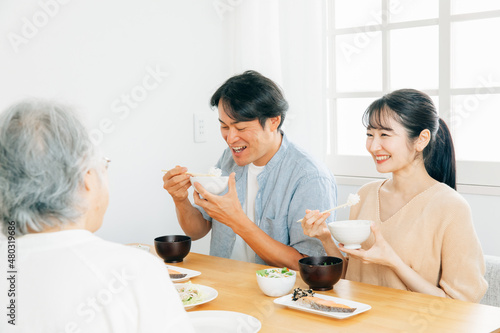 楽しい食事をする若い夫婦と若い夫婦（笑顔） 