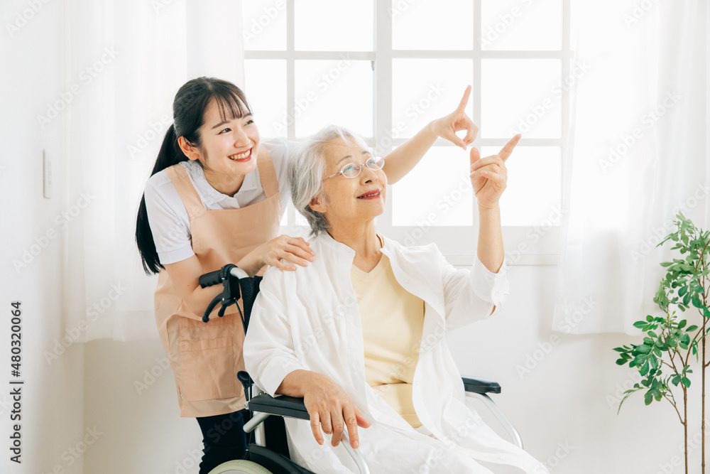 Fototapeta premium 介護士と高齢者女性 