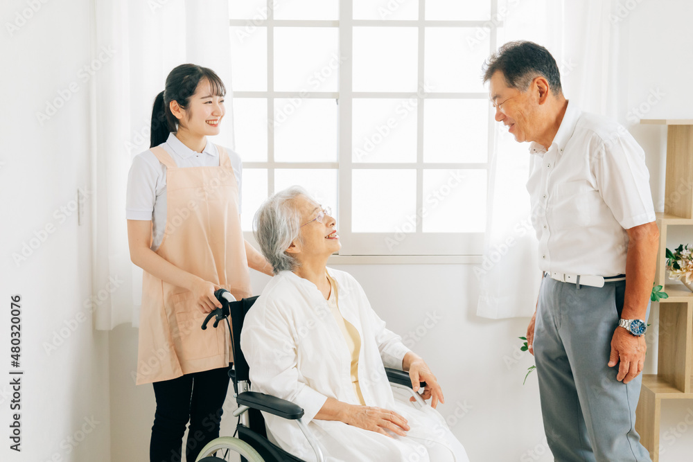 Obraz premium 介護士と老夫婦 