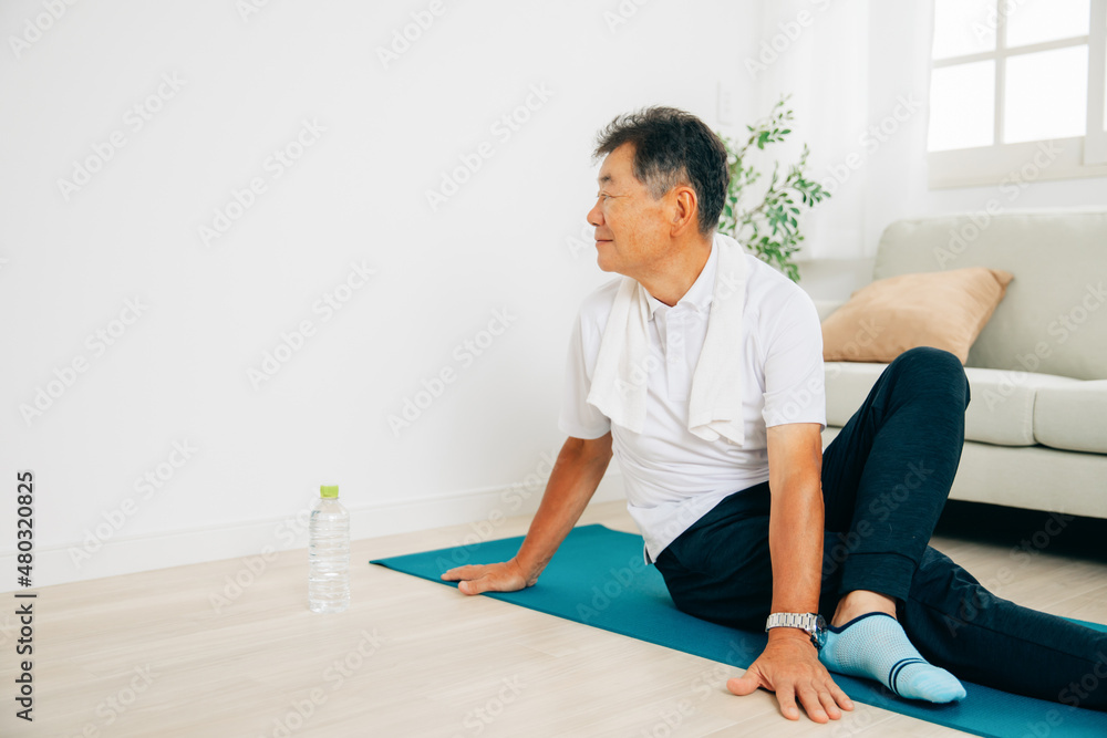 Fototapeta premium 家でヨガをする男性（ストレッチ） 