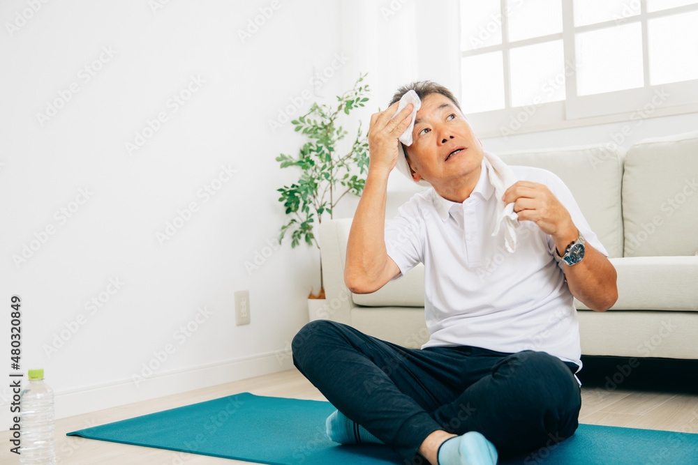家でヨガをする男性(汗・水・疲れ)
家でヨガをする男性(汗・水・疲れ)