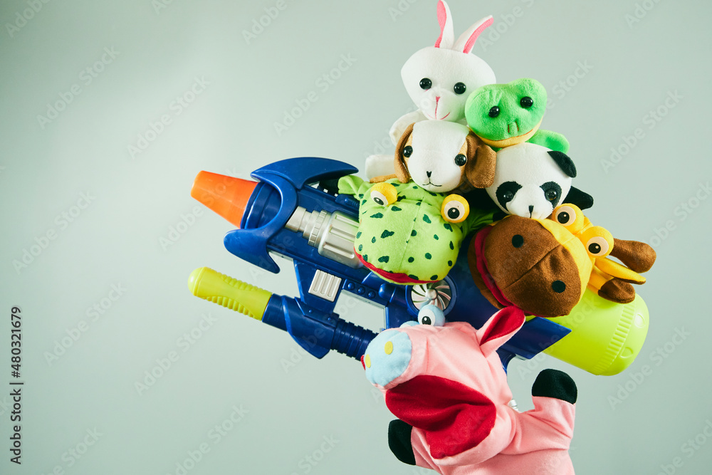 Obraz premium 水鉄砲と動物の人形