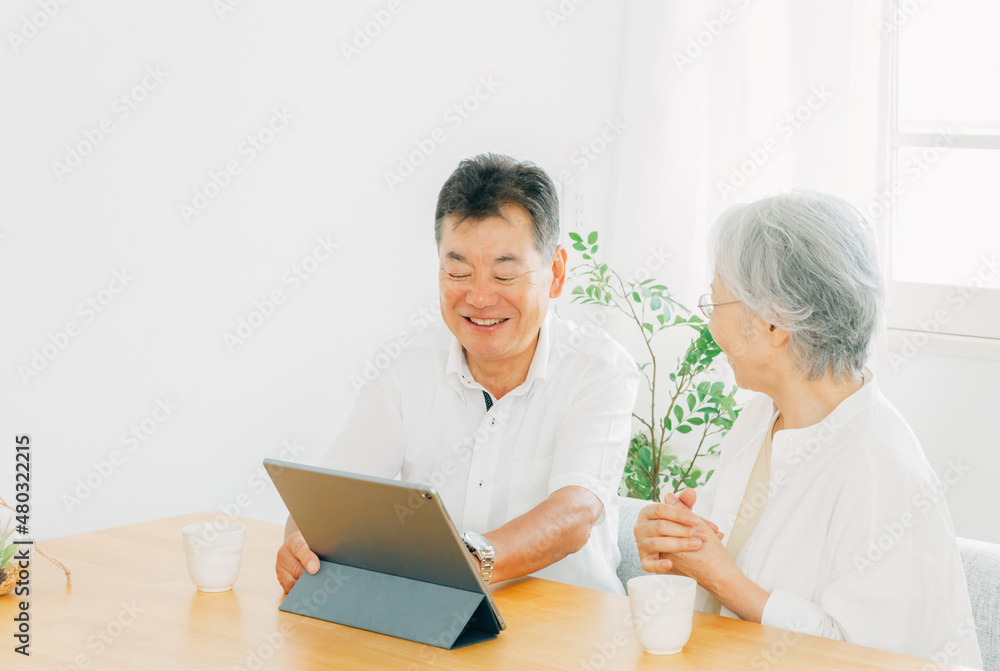 タブレットPCを見る高齢者夫婦(笑顔)
タブレットPCを見る高齢者夫婦(笑顔)