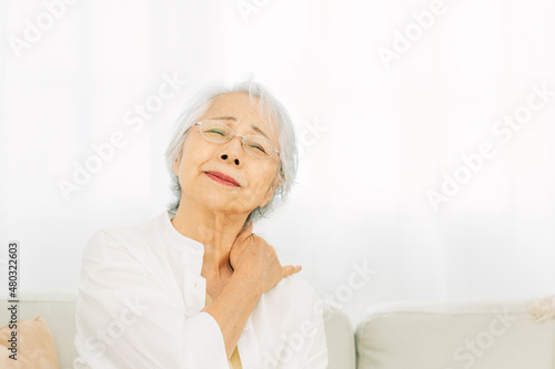 肩が痛い高齢者女性 