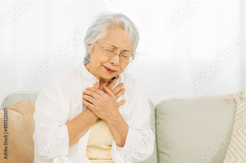 胸が痛い高齢者女性 