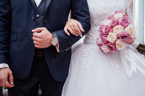 bride and groom holding hands Fotobehang