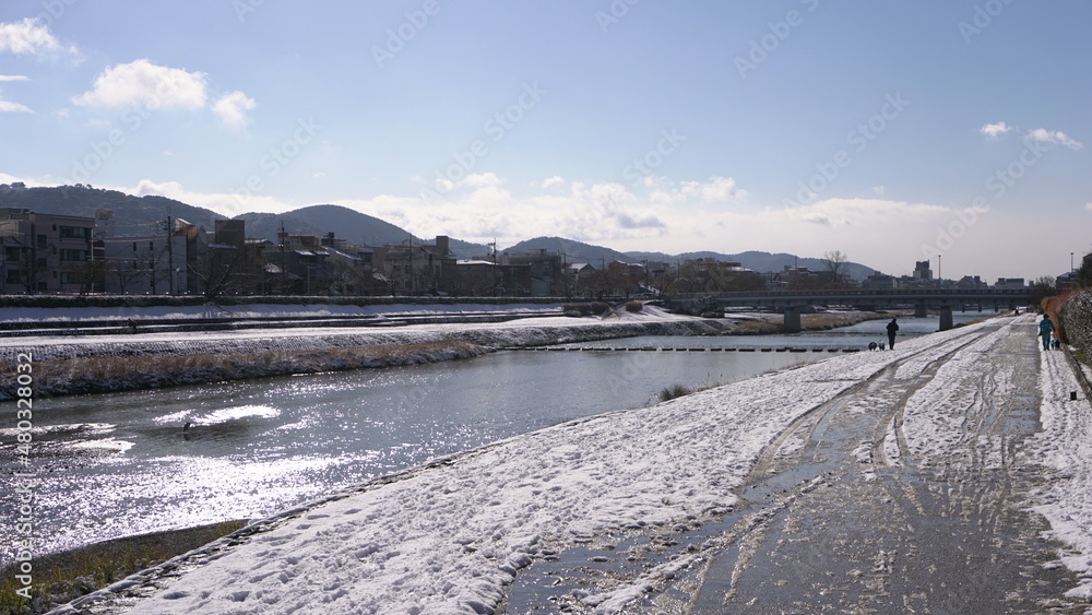 冬の京都鴨川の雪景色