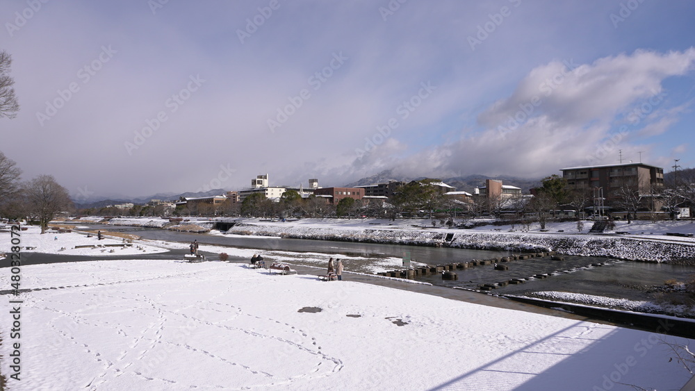冬の京都鴨川の雪景色