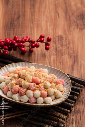 Deep-fried red and white tangyuan with peanut powder.