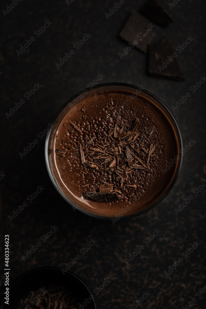 Crème dessert au chocolat en pot fait maison avec copeaux de chocolat noir Crème dessert au chocolat en pot fait maison avec copeaux de chocolat noir