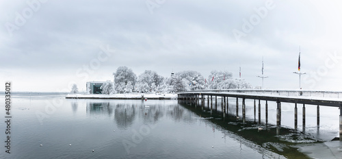 Seebrücke von Lindau Bodensee im Winter mit Schnee