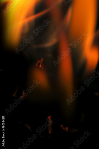 炎と黒背景 © BEIZ images