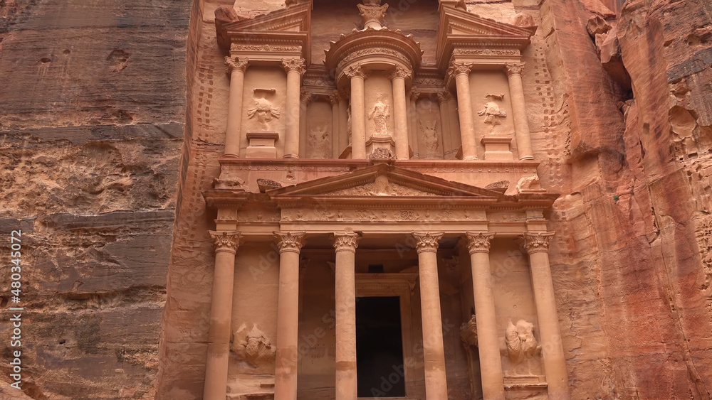Obraz premium Treasury Building in Petra - Jordan, World Heritage Site
