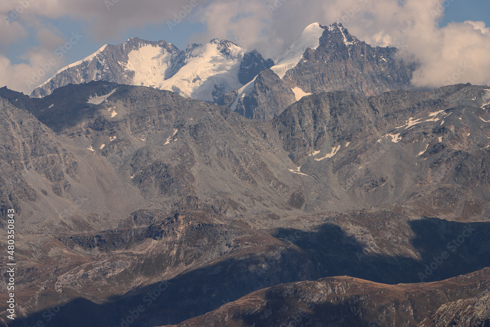 Giganten der Ostalpen; Blick von Nordwesten auf die Berninagruppe mit Piz Bernina (4048m), Piz Scersen (3970m) und Piz Roseg (3935m)