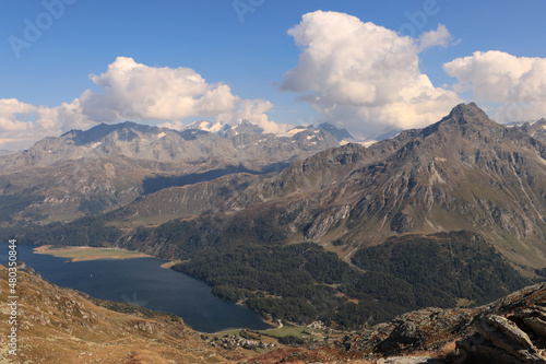 Zauberhafte Alpenlandschaft  Blick vom Piz Lunghin   ber den Silsersee zur Berninagruppe