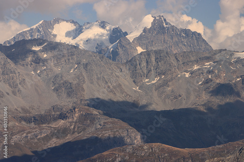 Giganten der Ostalpen  Blick von Nordwesten auf Piz Bernina mit Biancograt (4048m), Piz Scerscen (3970m) und Piz Roseg (3935m) © holger.l.berlin