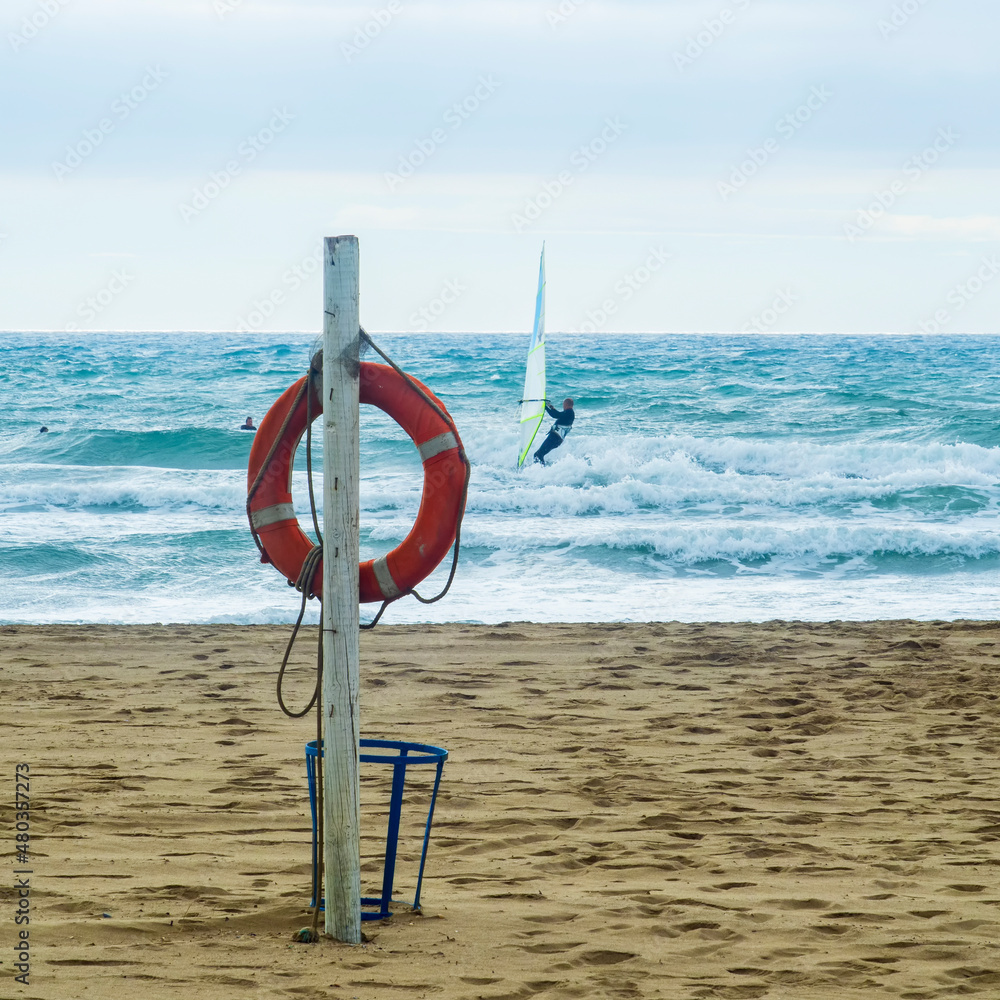 Deportista practicando windsurfing en las playas de Málaga