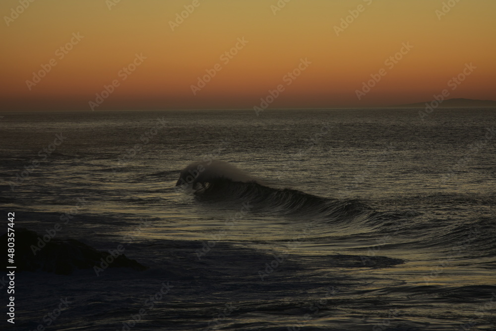 Fototapeta premium waves at sunset in the Canary Island contemplating its colors and horizon
