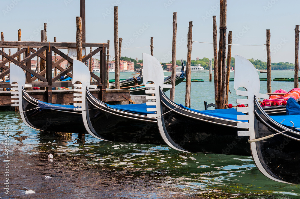Fototapeta premium Venedig, venezianische Gondel, Gondel, Kanal, Gondelfahrt, Gondolieri, Canale Grande, Touristen, Altstadt, Frühling, Italien