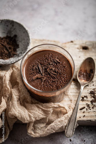 Crème dessert au chocolat en pot fait maison avec copeaux de chocolat noir