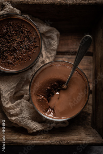 Cr  me dessert au chocolat en pot fait maison avec copeaux de chocolat noir