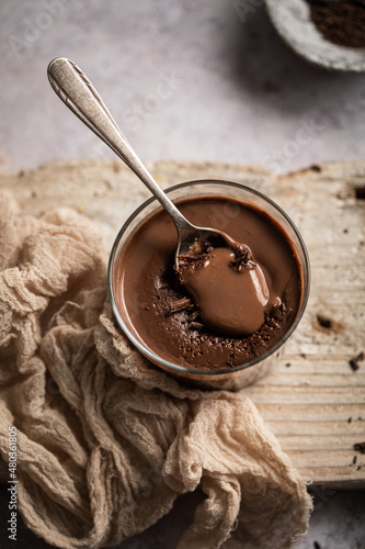 Fototapeta Crème dessert au chocolat en pot fait maison avec copeaux de chocolat noir