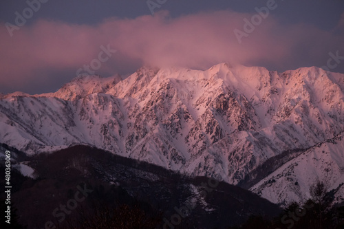 美しい冬の山の色
