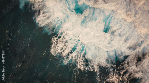 Vue de drone d'une vague de l'océan indien