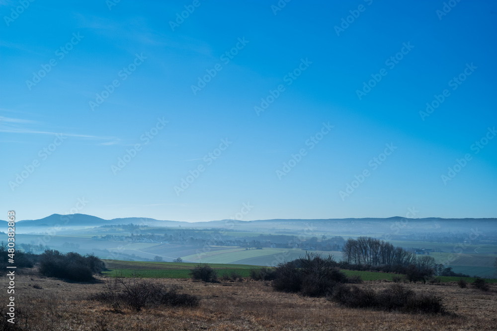 pfälzer landschaft im winter mit nebelschwaden