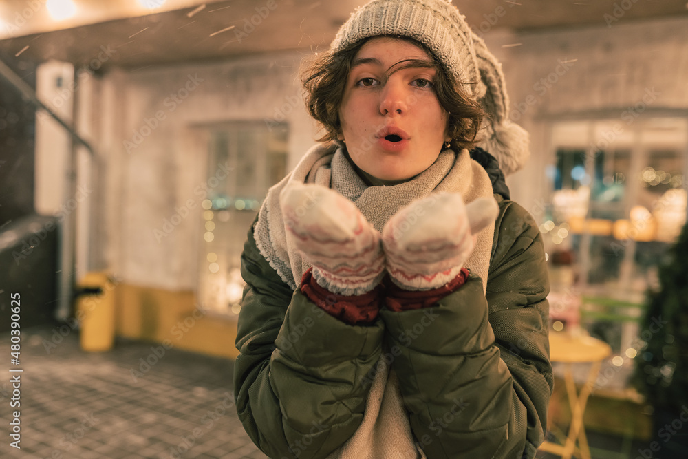 Fototapeta premium air kiss southern woman evening winter