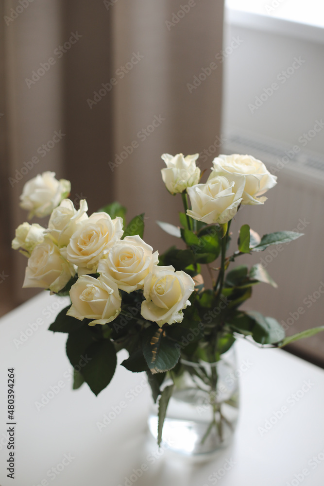 Obraz premium White rose bouquet in a cozy home interior. Floral spring background