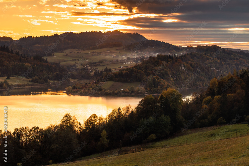 Obraz premium Foggy, autumn morning in the Pieniny Mountains. Light and fog create an amazing mood in the photo.