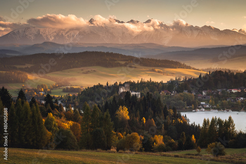 A view of the Niedzica castle against the backdrop of the Tatra Mountains, surrounded by an autumn landscape.