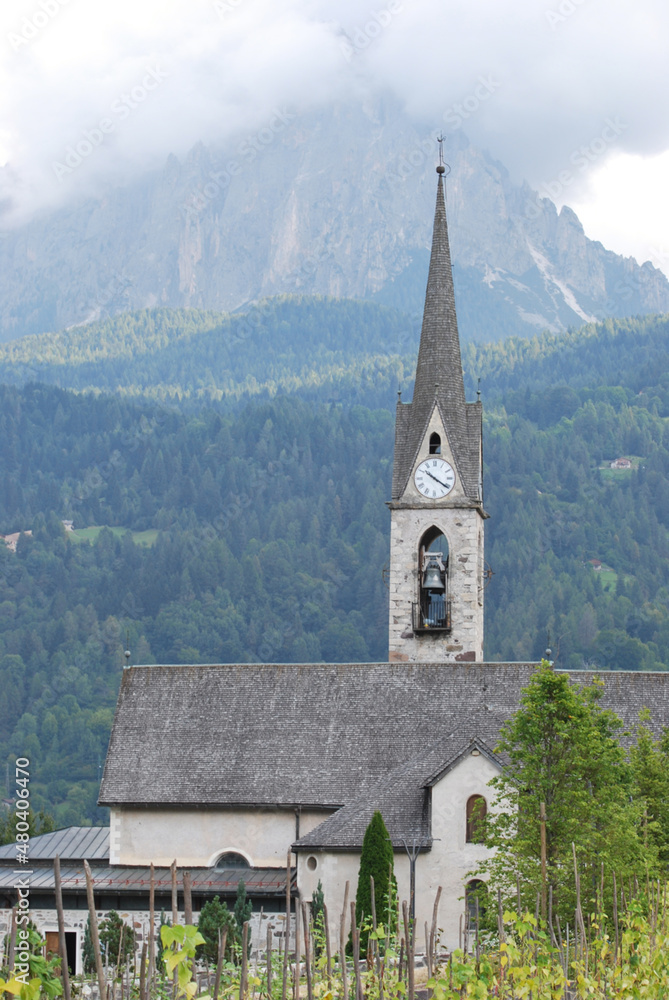 La chiesa di Transacqua nel comune di Primiero San Martino di Castrozza in provincia di Trento, Trentino-Alto Adige, Italia.