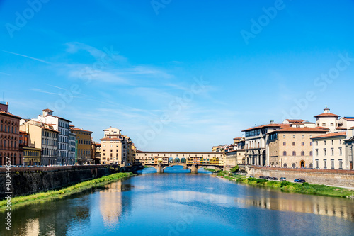 Ponte Vecchio  old bridge over Arno River  Florence  Tuscany  Italy