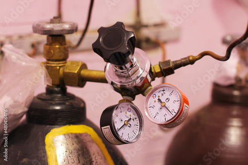 Tableau sur toile A gas cylinder with nitrogen, a gas reducer and two pressure gauges