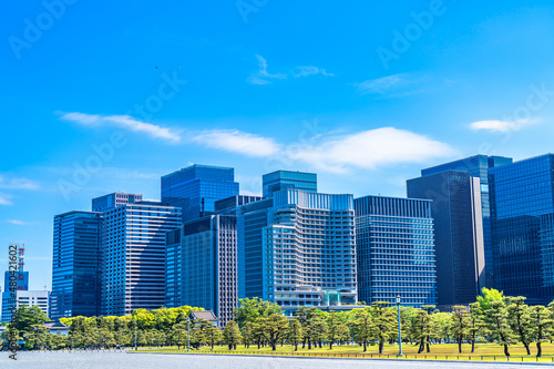 東京の都市風景 皇居外苑から見る大手町周辺のビル群
